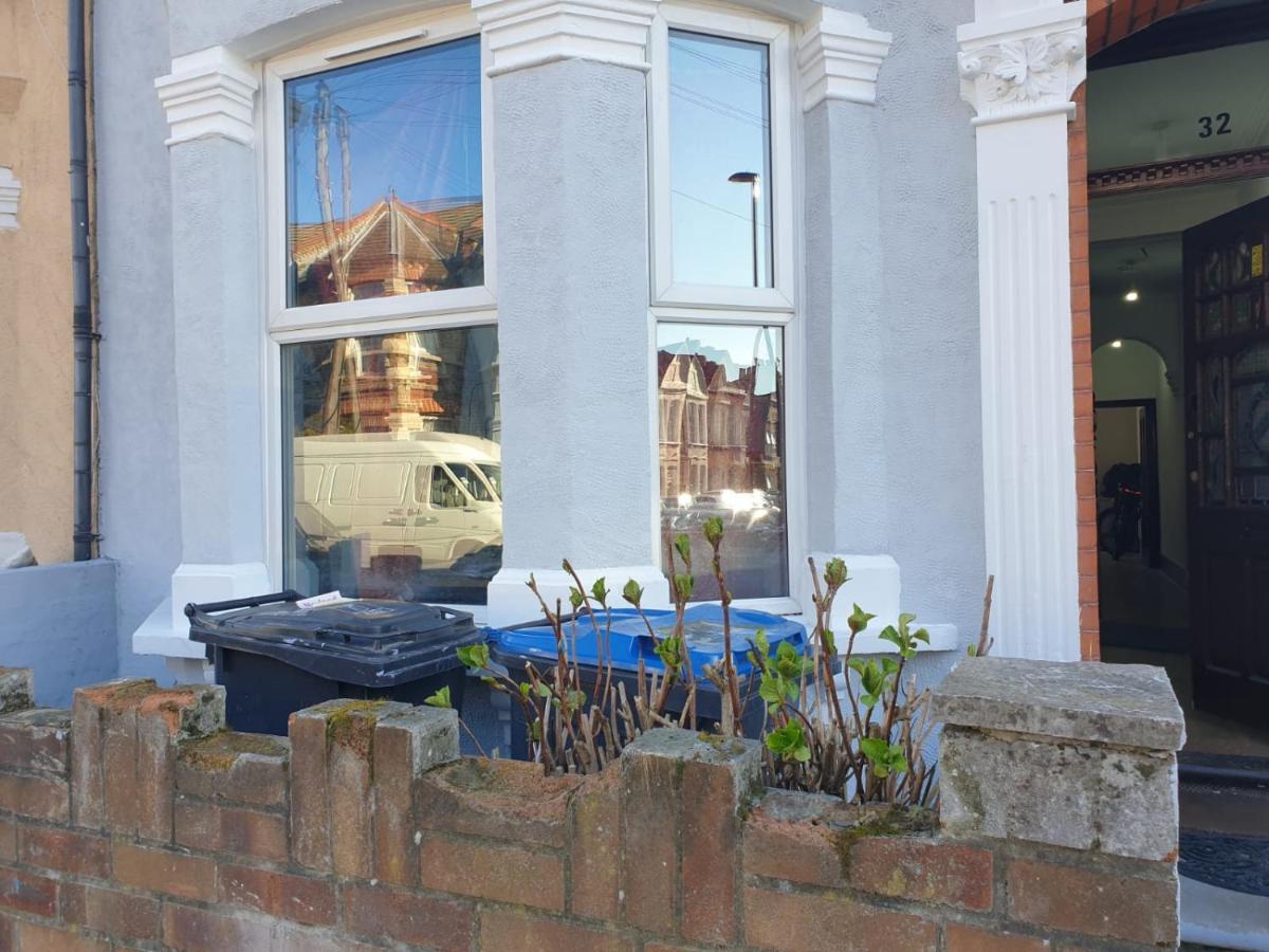 Burney Tomar House Apartamento Croydon Exterior foto