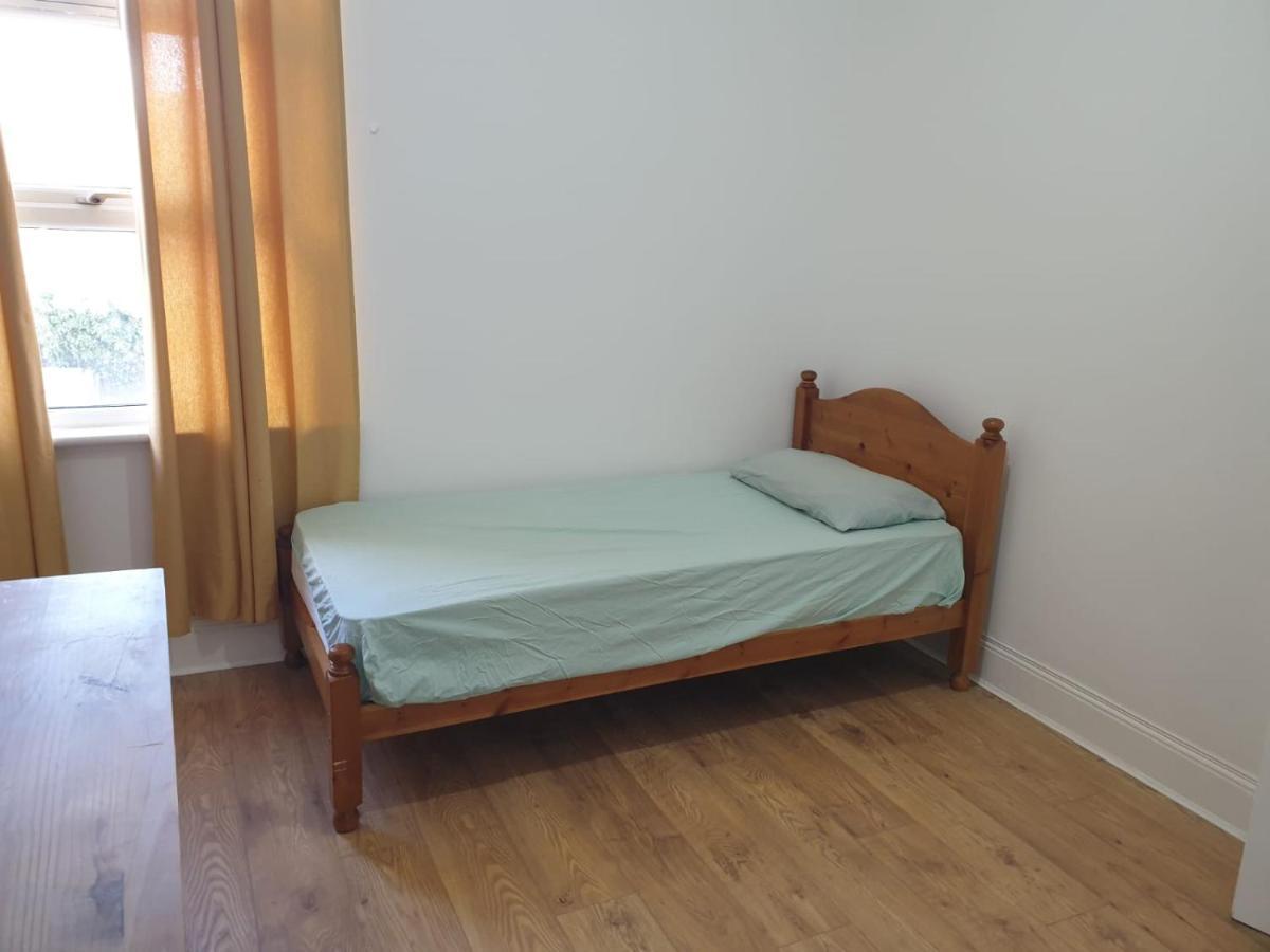 Burney Tomar House Apartamento Croydon Exterior foto