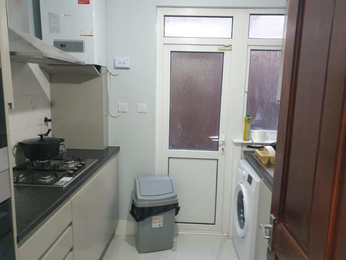 Burney Tomar House Apartamento Croydon Exterior foto