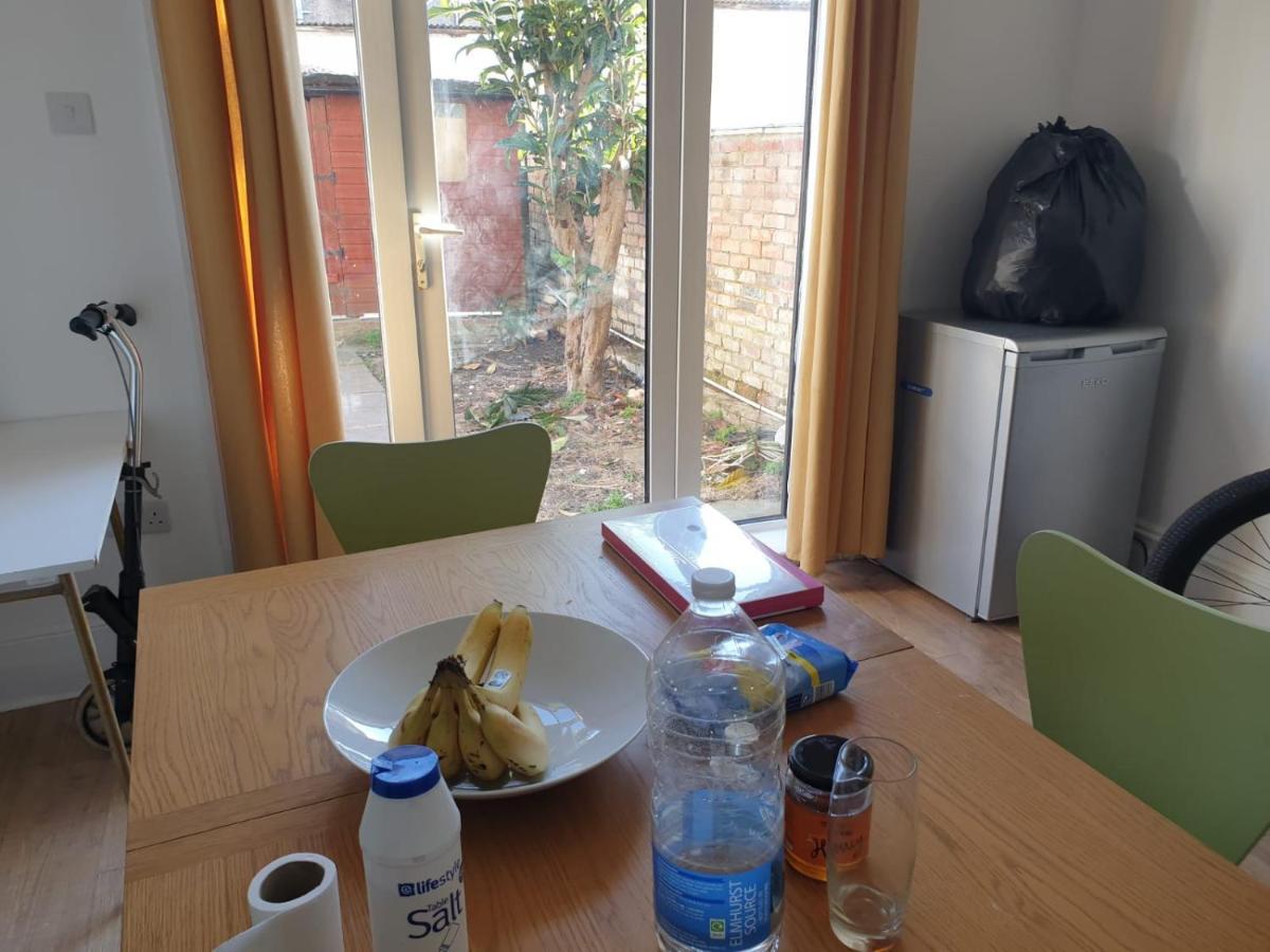 Burney Tomar House Apartamento Croydon Exterior foto